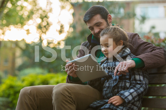 elternblog_platzhalter_stock-photo-33098584-father-and-daughter-with-tablet-computer