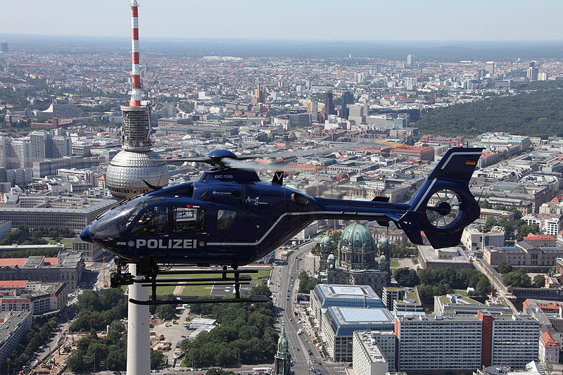 Polizeihubschrauber_Polizei_Berlin_Eurocopter_By_Wikipedia_PolizeiBerlin
