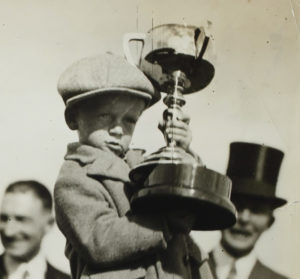 Presentation of Phar Lap's Melbourne Cup, Flemington Racecourse, Victoria, 4 Nov 1930 - Museum Victoria via unsplash - Ausschnitt