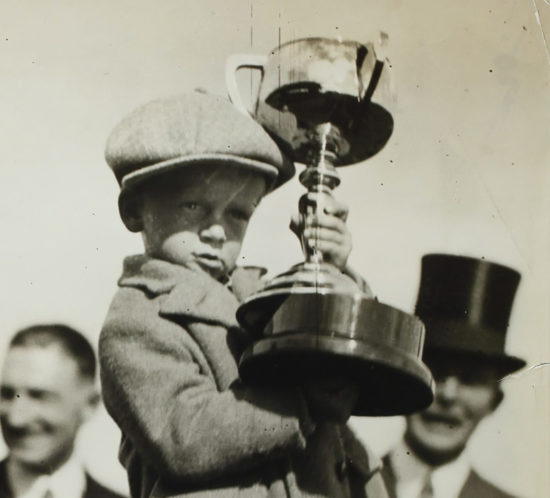 Presentation of Phar Lap's Melbourne Cup, Flemington Racecourse, Victoria, 4 Nov 1930 - Museum Victoria via unsplash - Ausschnitt