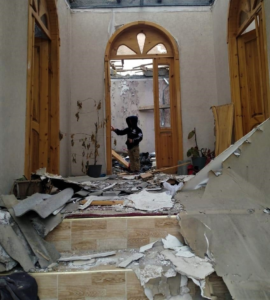 Ein zerstörtes Haus in Tartar, Nov. 2020 - Quelle: Wikipedia - Autor: Aykhan Zayedzadeh