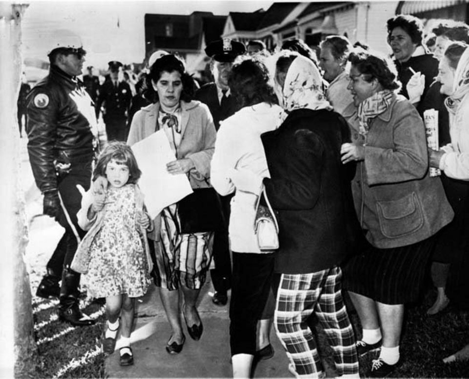 Demonstranten um Yolanda Gabrielle auf dem Weg zur Schule am 30. November 1960- Quelle: pophistorydig.com - Credit: Associated Press