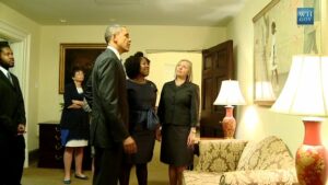 Ruby Bridges mit Barack Obama, der das Bild im Weißen Haus hängen ließ - Aus: obamawhitehouse.archives.gov