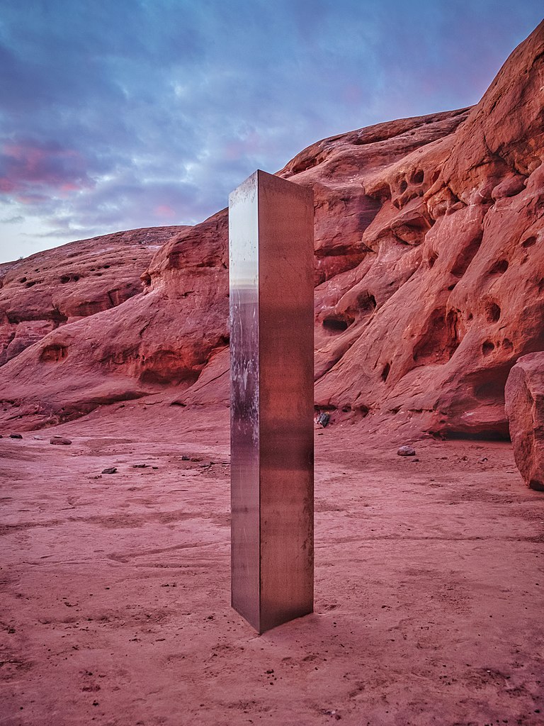 Utah Desert Monolith Original von Patrick A. Mackie. Bearbeitet von Chainwit. Wikimedia