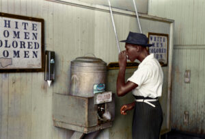 Wasserspender im Busbahnhof in 1939 - Lee Russell, Library of Congress, nachgefärbt