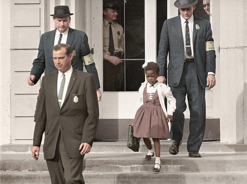 Ruby Bridges am 14. November 1960 – Gefärbt von Ared Enos, flickr, CC Lizenz – Original bei Getty